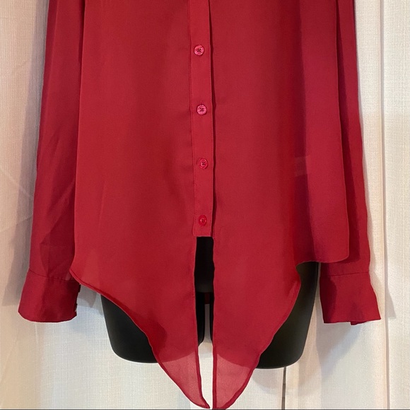 A blouse - Picture 7 of 7